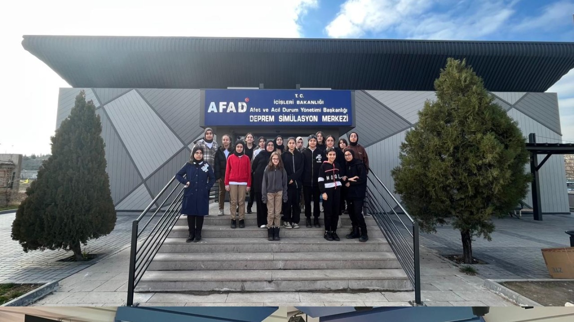 Sivil Savunma Kulübü öğrencileri ile birlikte AFADEM- Deprem Simülasyon Merkezine gezi düzenlenmiştir.